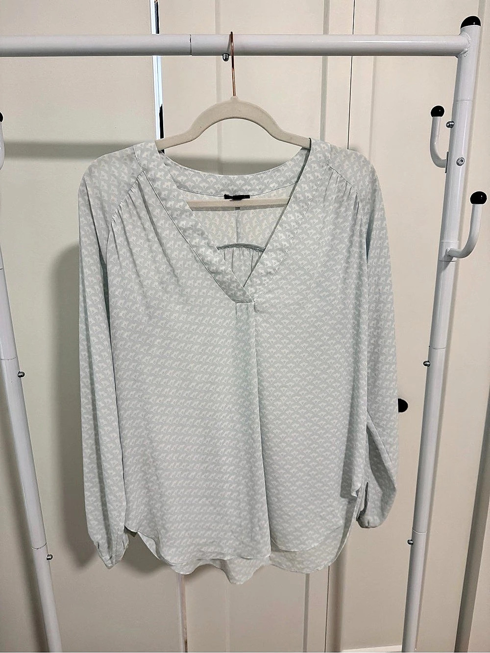 Ann Taylor Geometric Long Sleeve Blouse in White Size Small